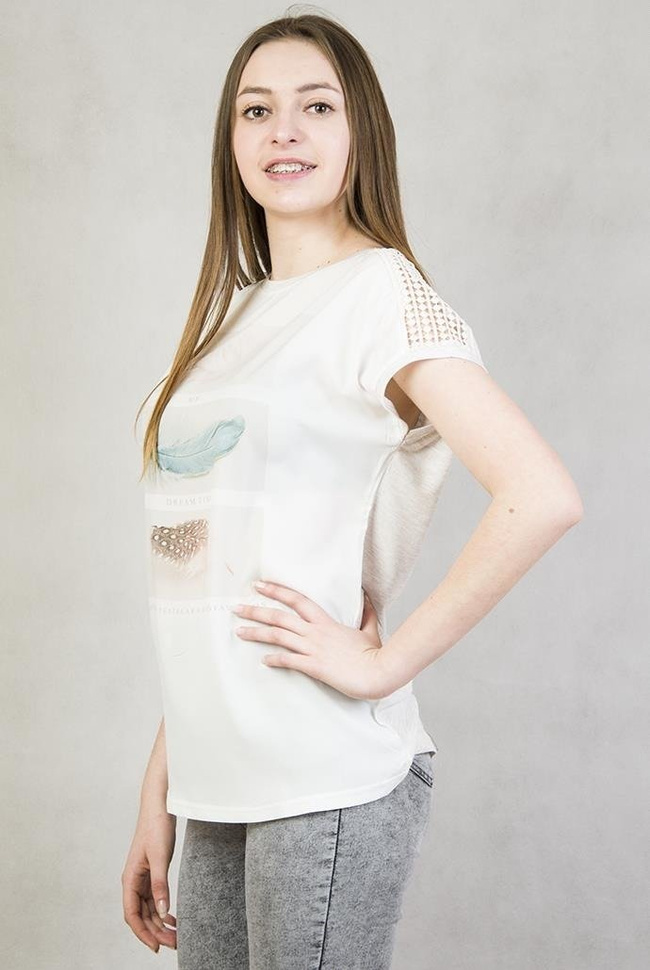 Beżowa bluzka ze sztampą w piórka