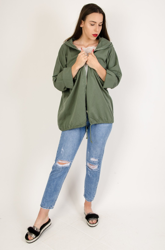 Zielona zapinana narzuta ze ściagaczem na dole