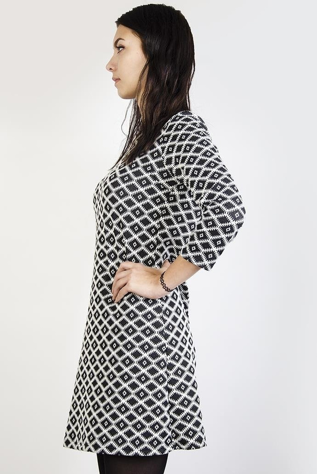 Biało-czarna sukienka w romby