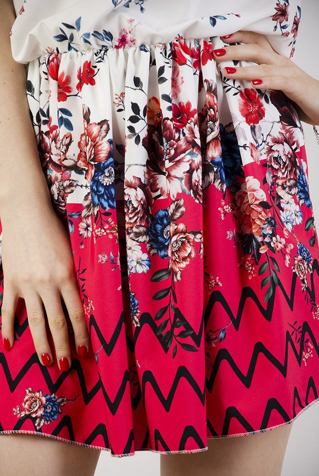 Biała sukienka z motywem kwiatowym z gumką w pasie