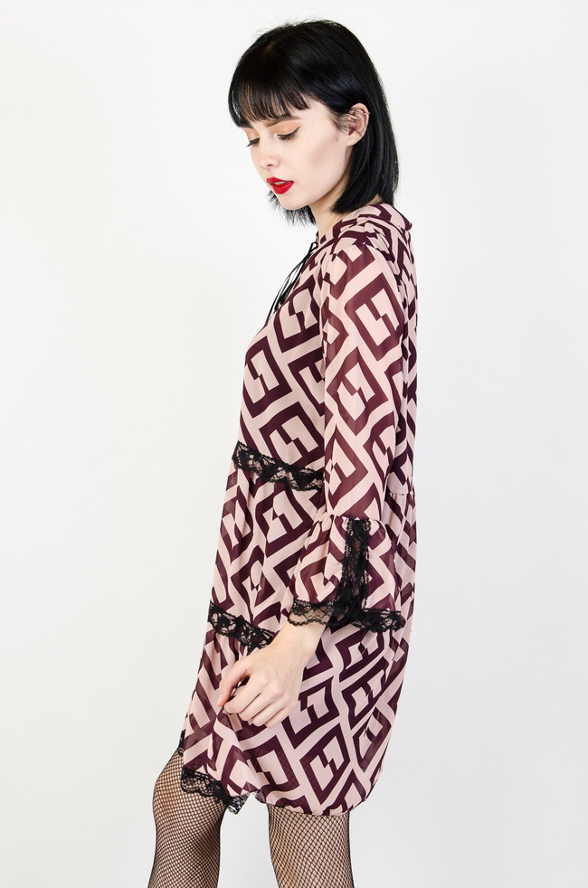 Sukienka w beżowo bordowe wzory wiązana przy szyi