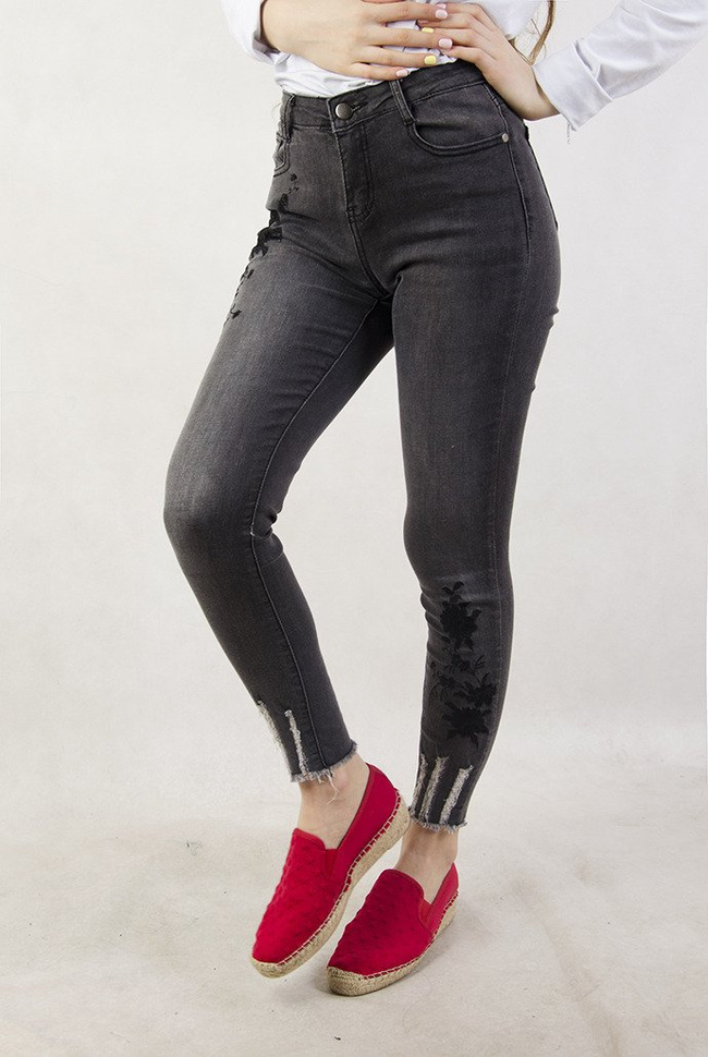 Szare spodnie jeansowe z naszywkami