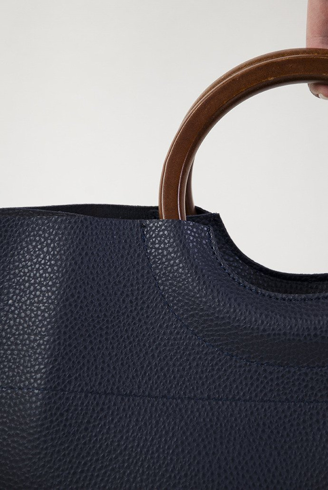 Granatowa torebka z drewnianą rączką