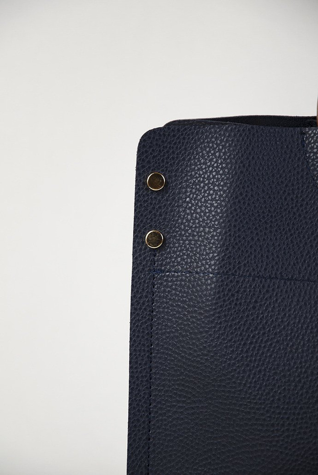 Granatowa torebka z drewnianą rączką