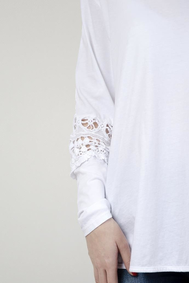 Biała bluzka z pięknymi zdobieniami na ramionach