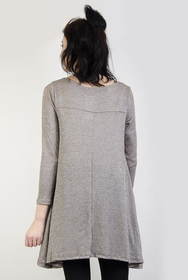 Szara rozkloszowana bluzka z przypinką kwiatem