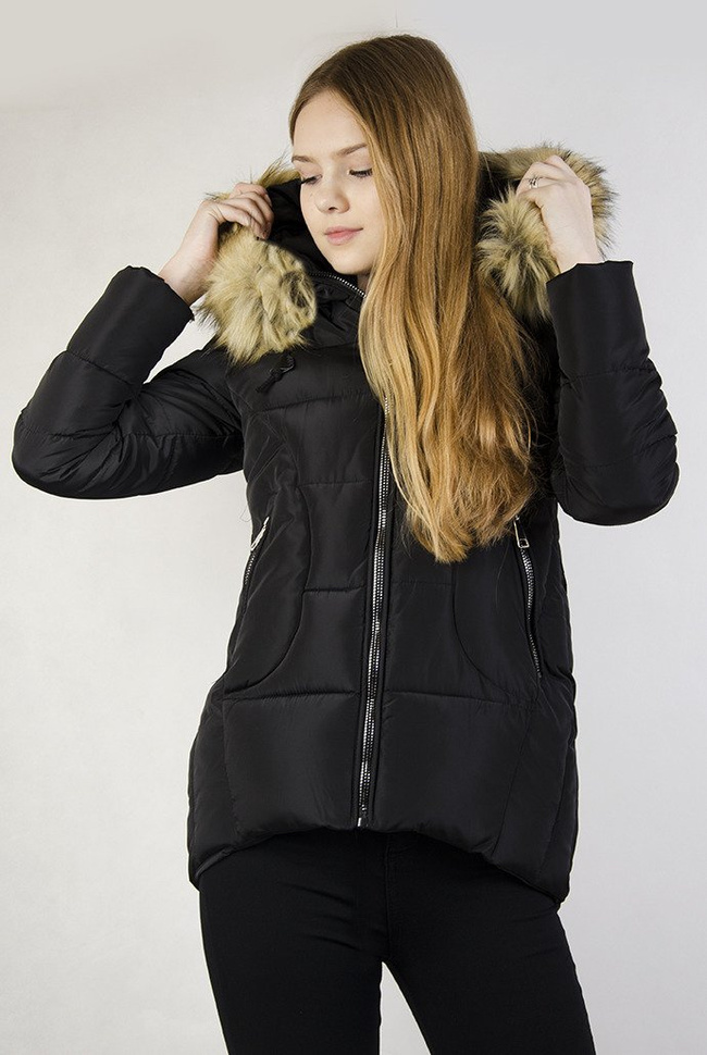 Czarna asymetryczna kurtka z pikowaniem oraz futerkiem przy kapturze