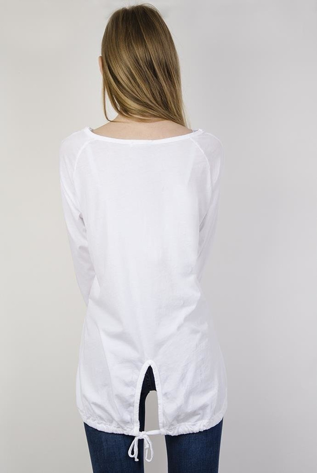 Biała bluzka z ażurowymi zdobieniami przy dekolcie oraz ze ściągaczem na dole