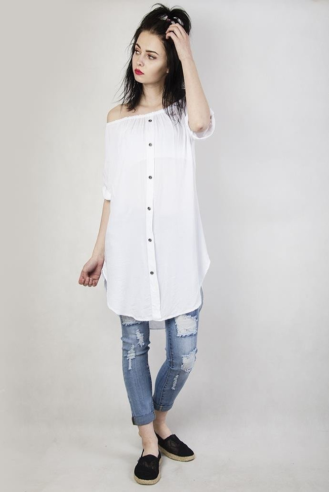 Biała przedłużana bluzka zapinana na guziki, z gumką w dekolcie