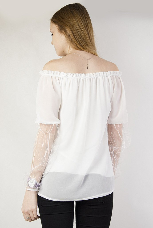 Biała bluzka z dekoltem w łódkę oraz rękawami z siateczki