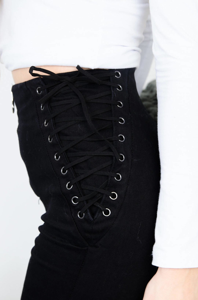 CZARNE MODELUJĄCE SPODNIE Z WIĄZANIEM PO BOKU