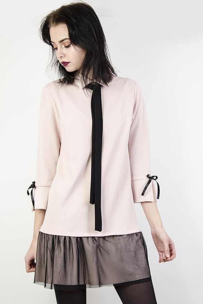 Jasnoróżowa sukienka z falbanką i kołnierzykiem