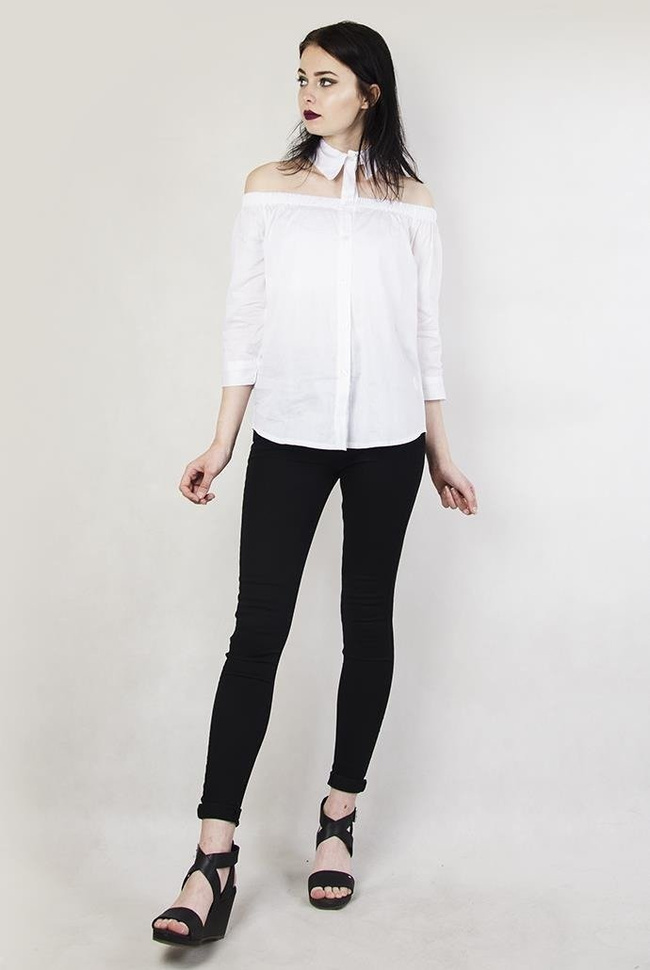 Biała koszula z kołnierzykiem przy szyi