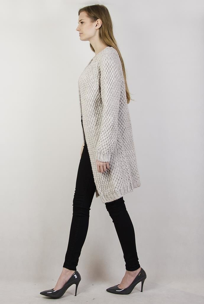 Beżowy sweter typu kardigan z dzianiny