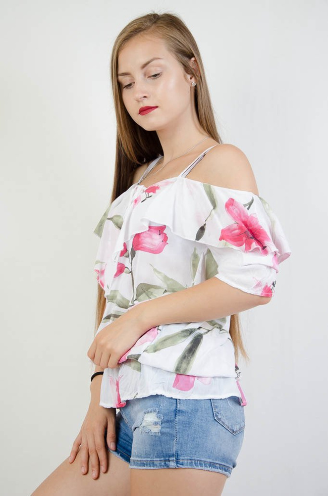 BIAŁA BLUZKA W KWIATY Z WYCIĘTYMI RAMIONAMI