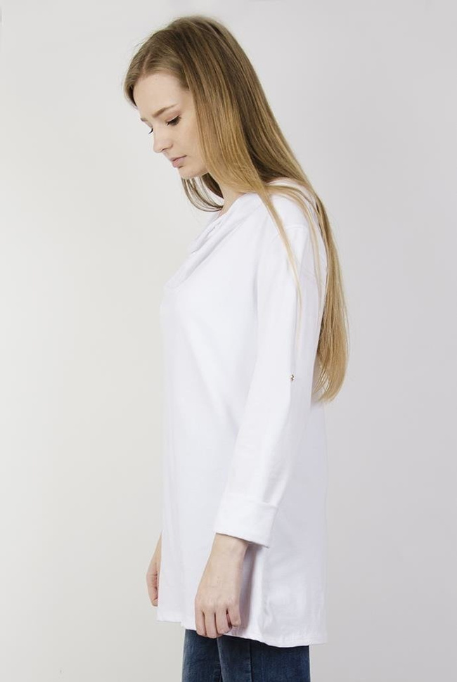 Biała bluzka z dekoltem i podwiniętymi rękawami