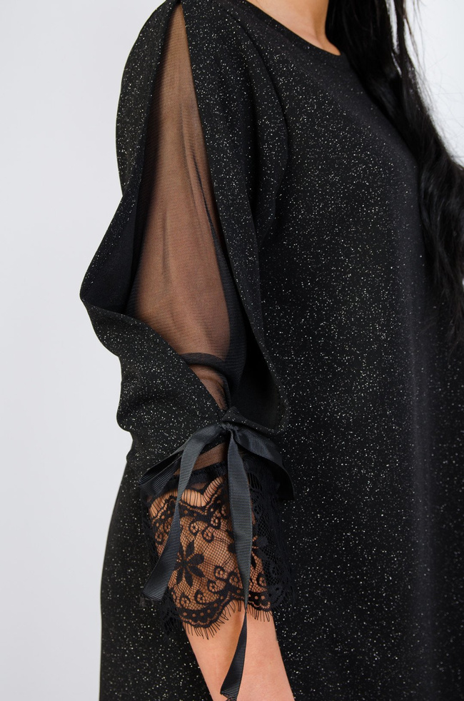 Czarna sukienka pokryta brokatem z koronką przy rękawach