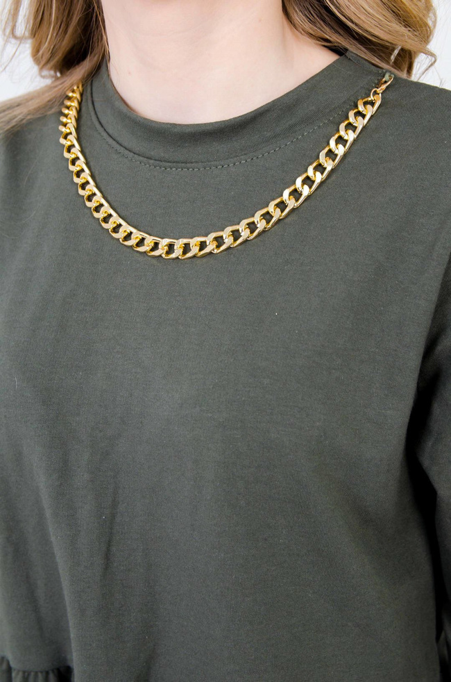 ZIELONA ROZKLOSZOWANA SUKIENKA ZE ZŁOTYM ŁAŃCUSZKIEM 