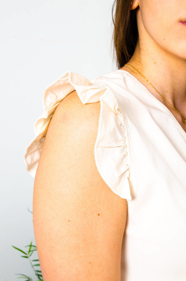 KREMOWA KRÓTKA ZWIEWNA SUKIENKA Z KOPERTOWYM DEKOLTEM