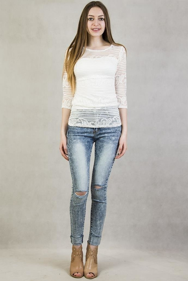 Biała bluzka z wkładkami w dekolcie, obszyta koronką