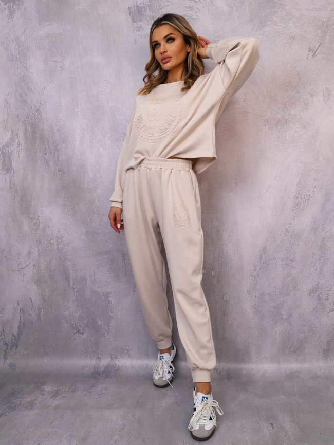 KOMPLET DRESOWY BLUZA Z WYTŁOCZONYM NADRUKIEM+ SPODNIE- BEŻOWY