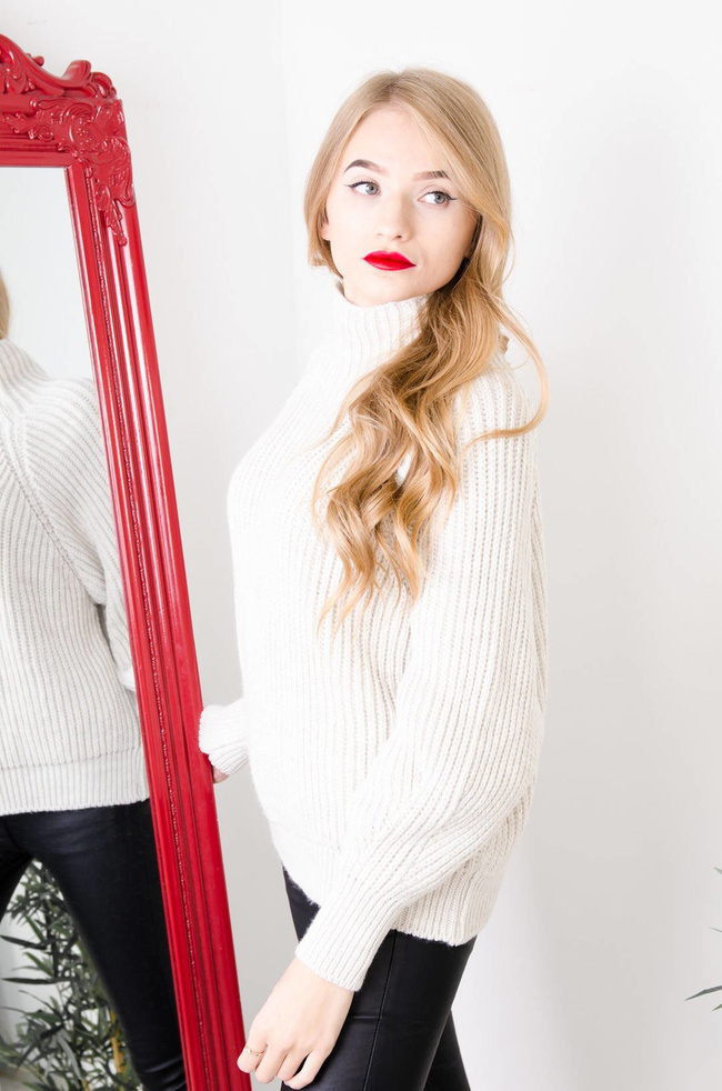 BEŻOWY SWETER OVERSIZE Z PÓŁGOLFEM