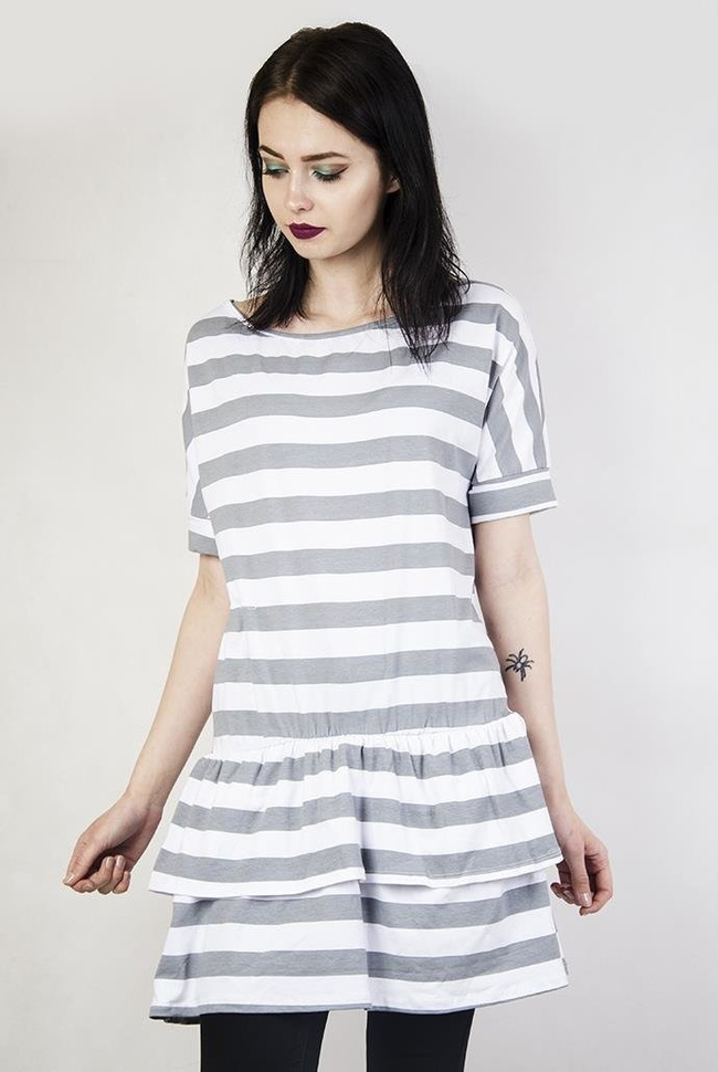 Szaro-biała tunika w paski, z falbaną na dole