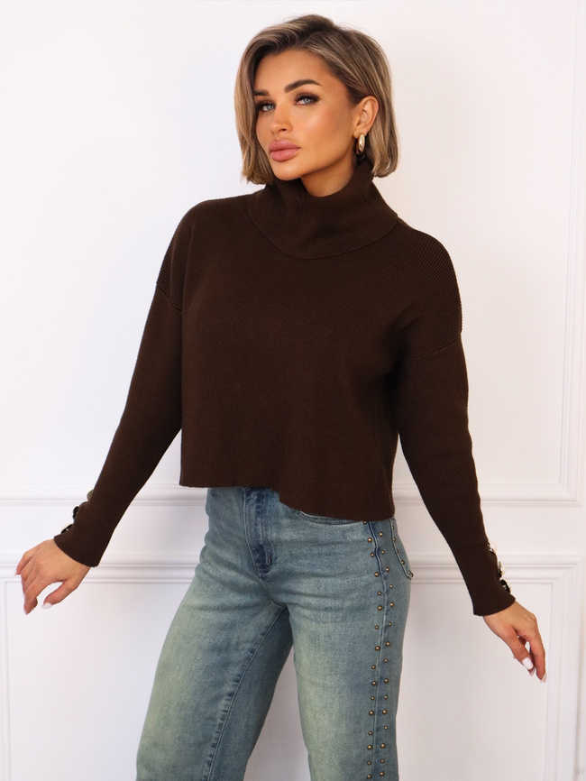 SWETER Z GOLFEM I OZDOBNYMI GUZIKAMI NA MANKIETACH- CZEKOLADOWY