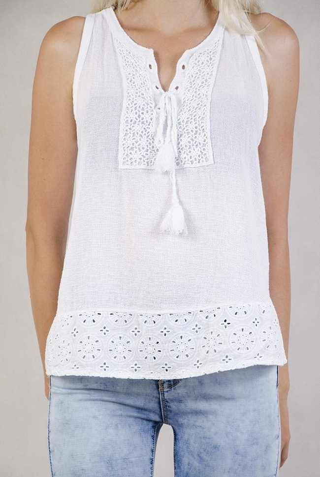Biała bluzka na ramiączka z ozdobnymi haftami