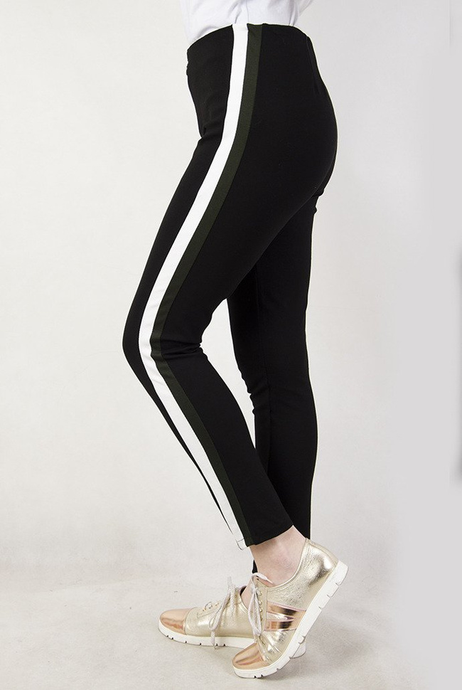 Czarne materiałowe spodnie z biało-zielonymi paskami