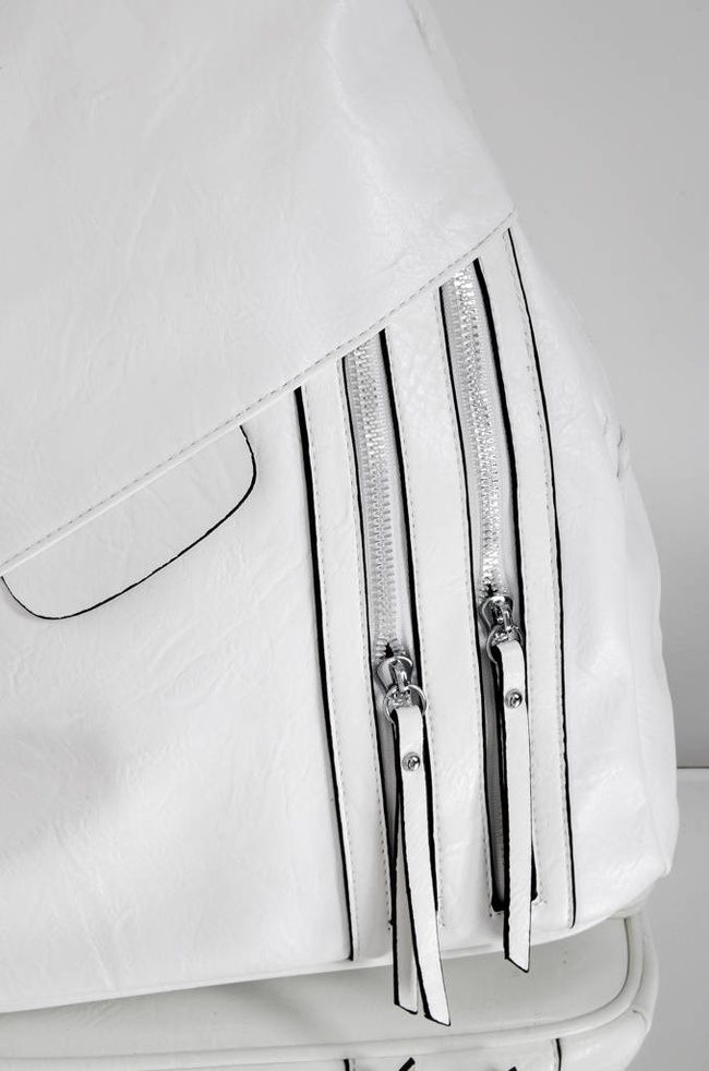 PLECAK Z IMITACJI SKÓRY Z OZDOBNYMI ZAMKAMI- BIAŁY