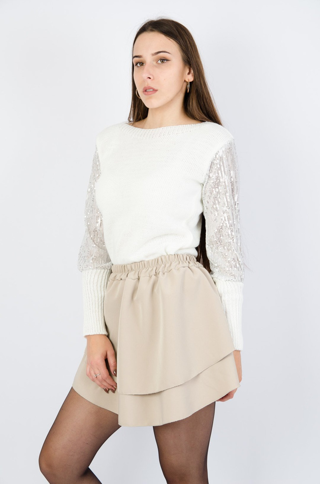 Biały sweter z cekinami na rękawach