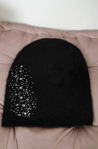CZARNA FUTRZANA CZAPKA Z OZDOBNYMI KRYSZTAŁKAMI