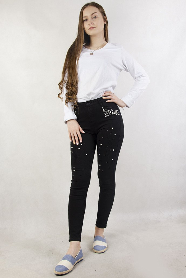 Czarne spodnie z przetarciami oraz koralikami