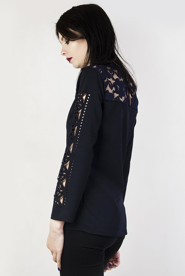 Granatowa bluzka z koronką i wycięciami na rękawach