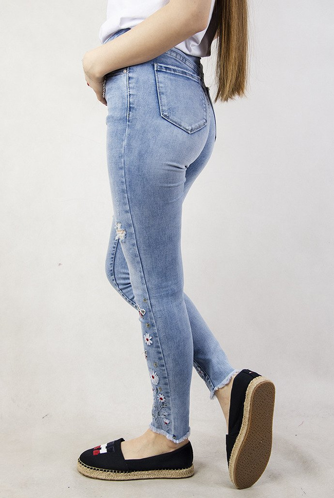 Jasne spodnie jeansowe z kolorowymi kwiatami
