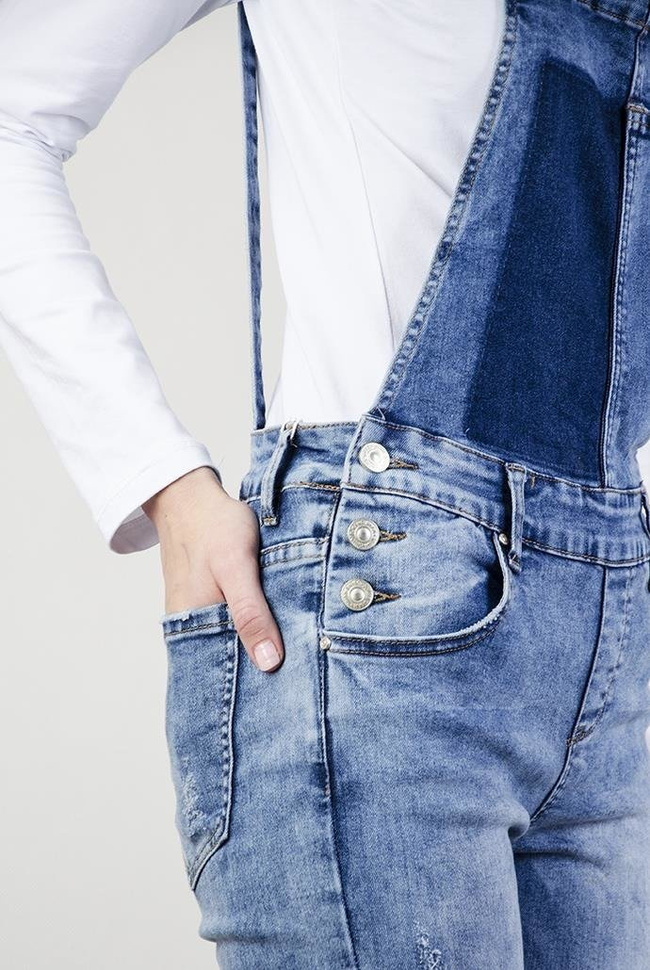 Spodnie jeansowe ogrodniczki, z przetarciami