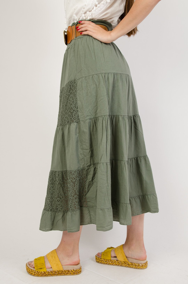 Długa zielona spódnica z koronkowymi wstawkami i brązowym paskiem