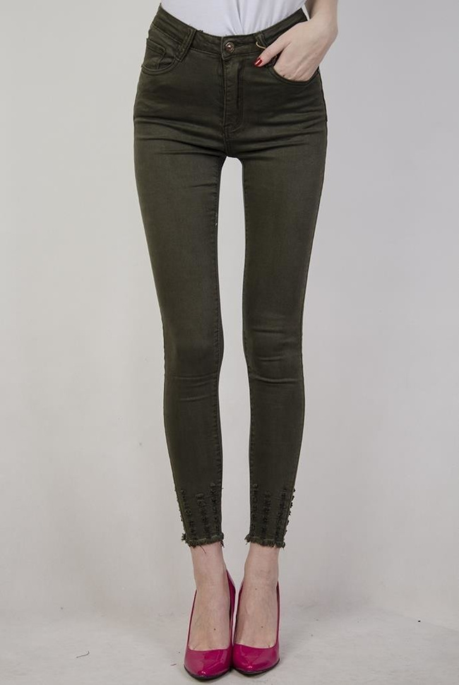 Zielone spodnie jeansowe z przetarciami przy nogawce