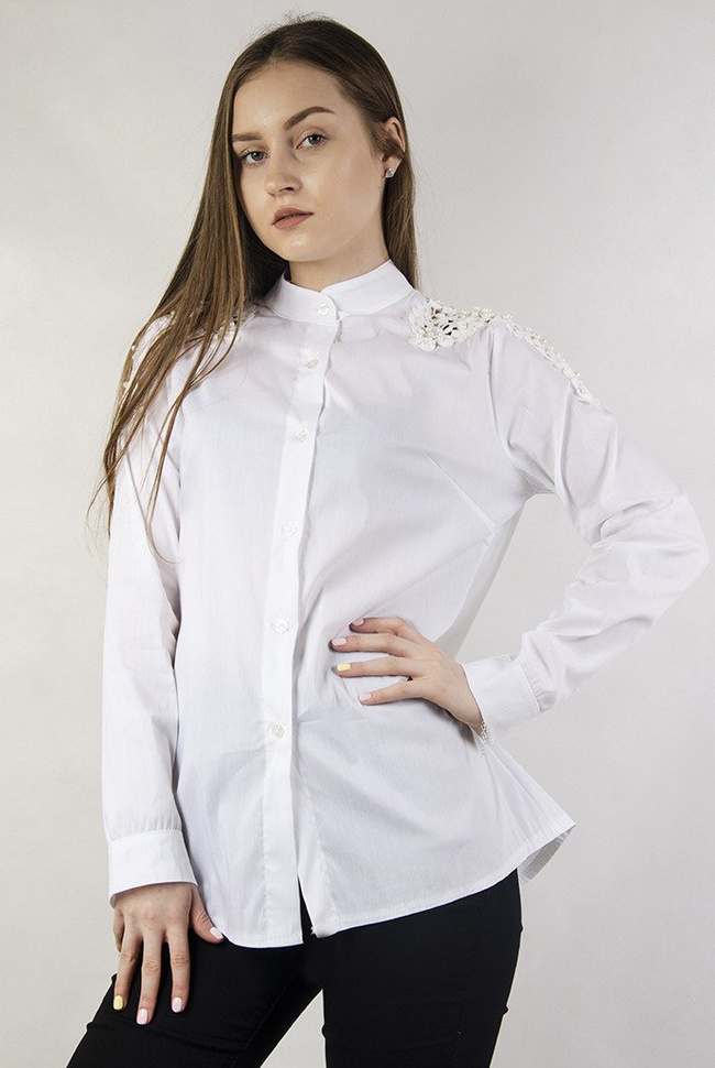 Biała koszula z ażurowymi wstawkami