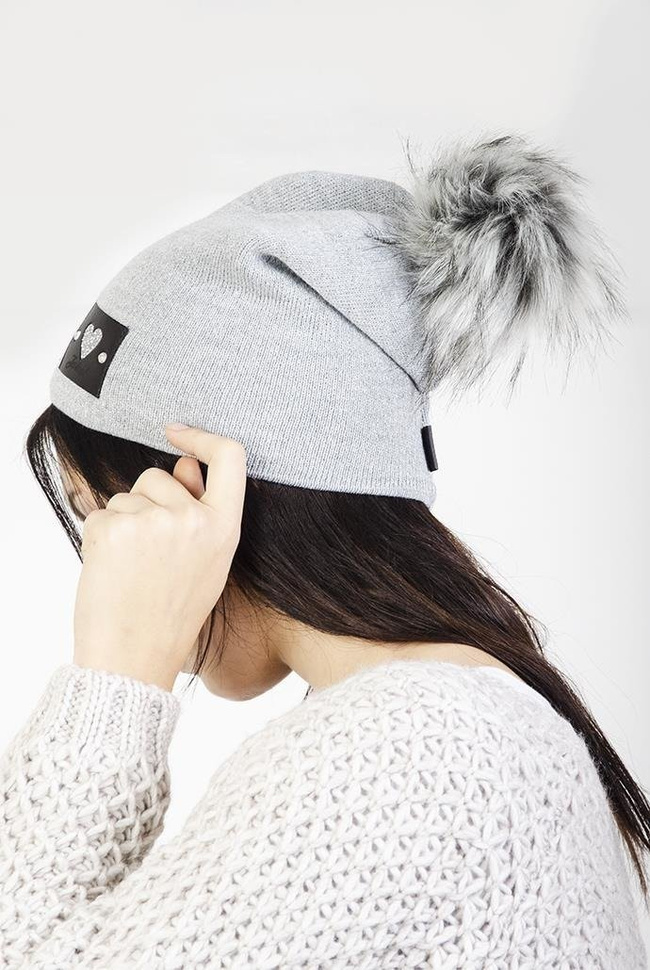 Szara czapka z wszywką z serduszkiem i pomponem