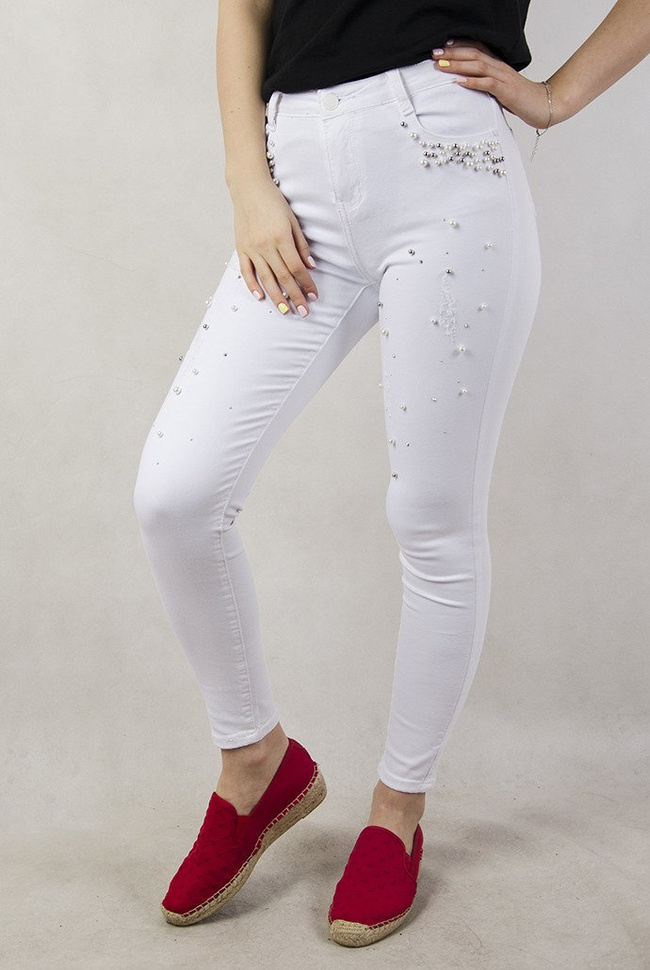 Białe spodnie z przetarciami oraz koralikami
