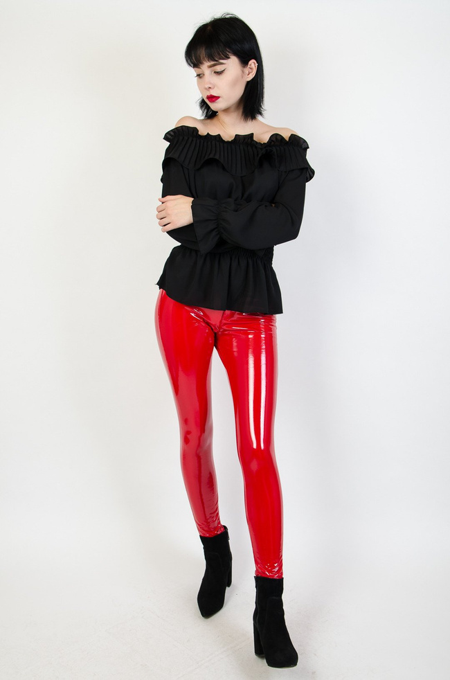 Czerwone winylowe spodnie