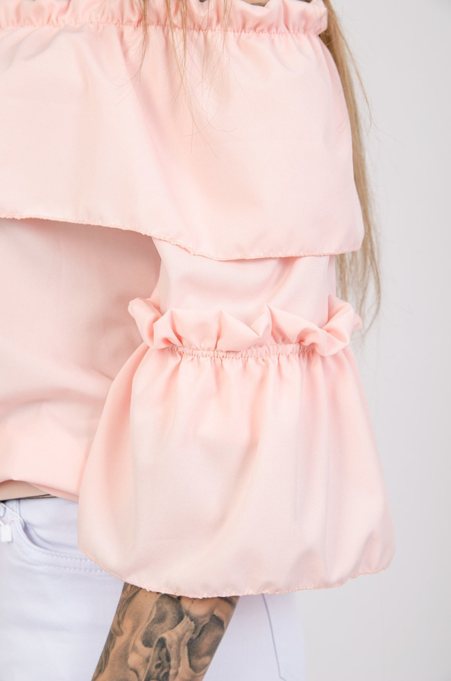 Różowa bluzka hiszpanka z wiązaniem przy dekolcie