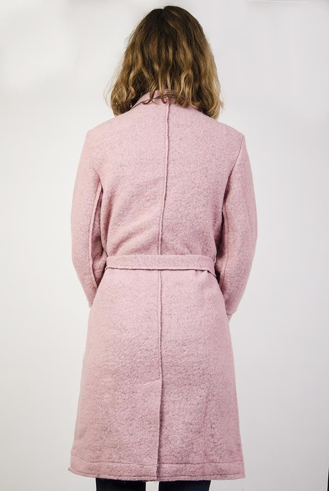 Jasnoróżowy płaszcz z kieszeniami, wiązany w pasie