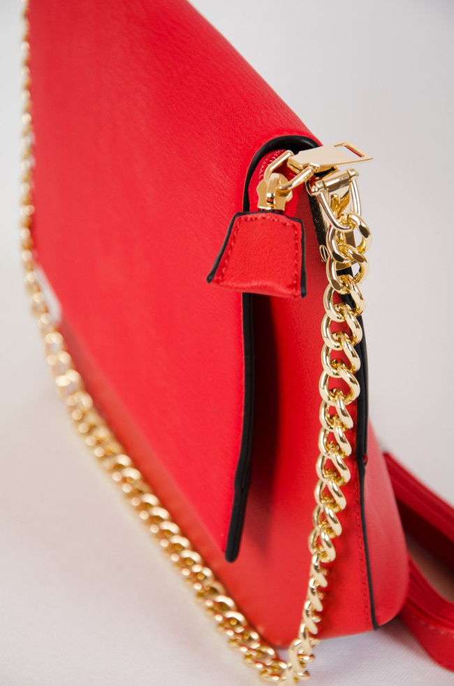 Czerwona kopertowa torebka na złotym łańcuszku