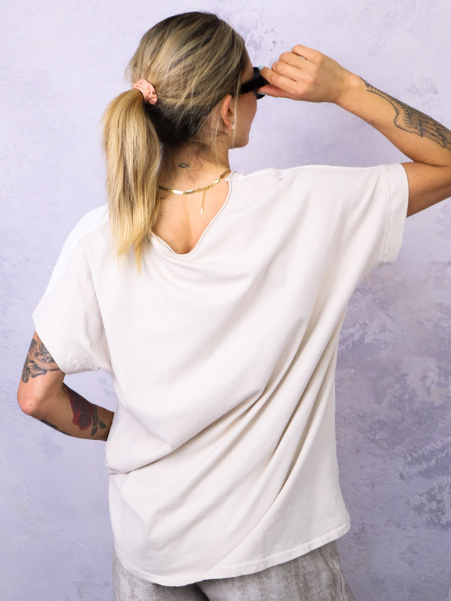 BLUZKA Z OZDOBNYMI ZŁOTYMI KWIATAMI- JASNOBEŻOWA