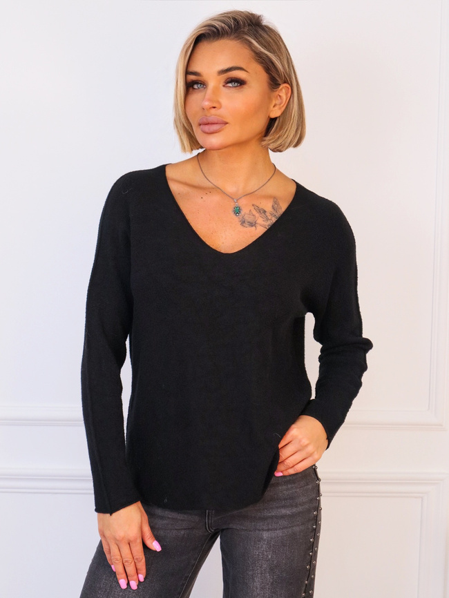 SWETER DZIANINOWY OVERSIZE Z DEKOLTEM W SEREK- CZARNY