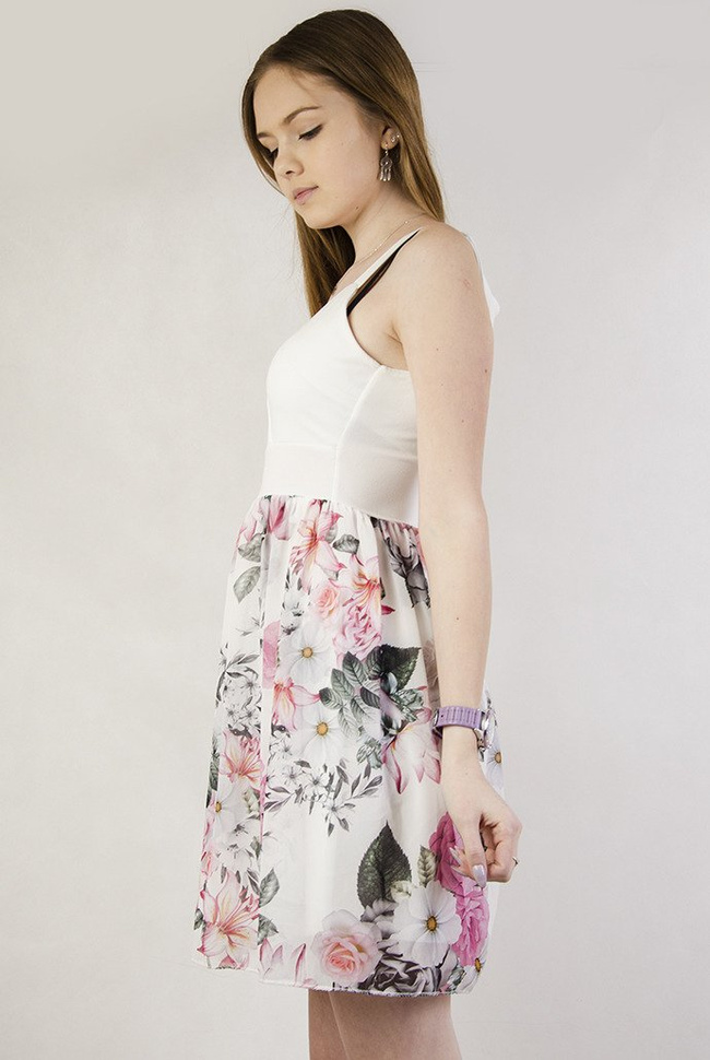 Biała sukienka na ramiączka, z kwiatowym dołem