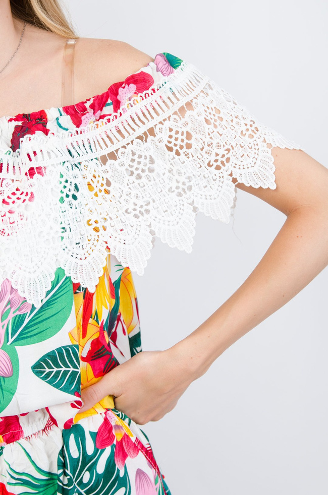 Kombinezon z koronką w dekolcie w kolorze białym